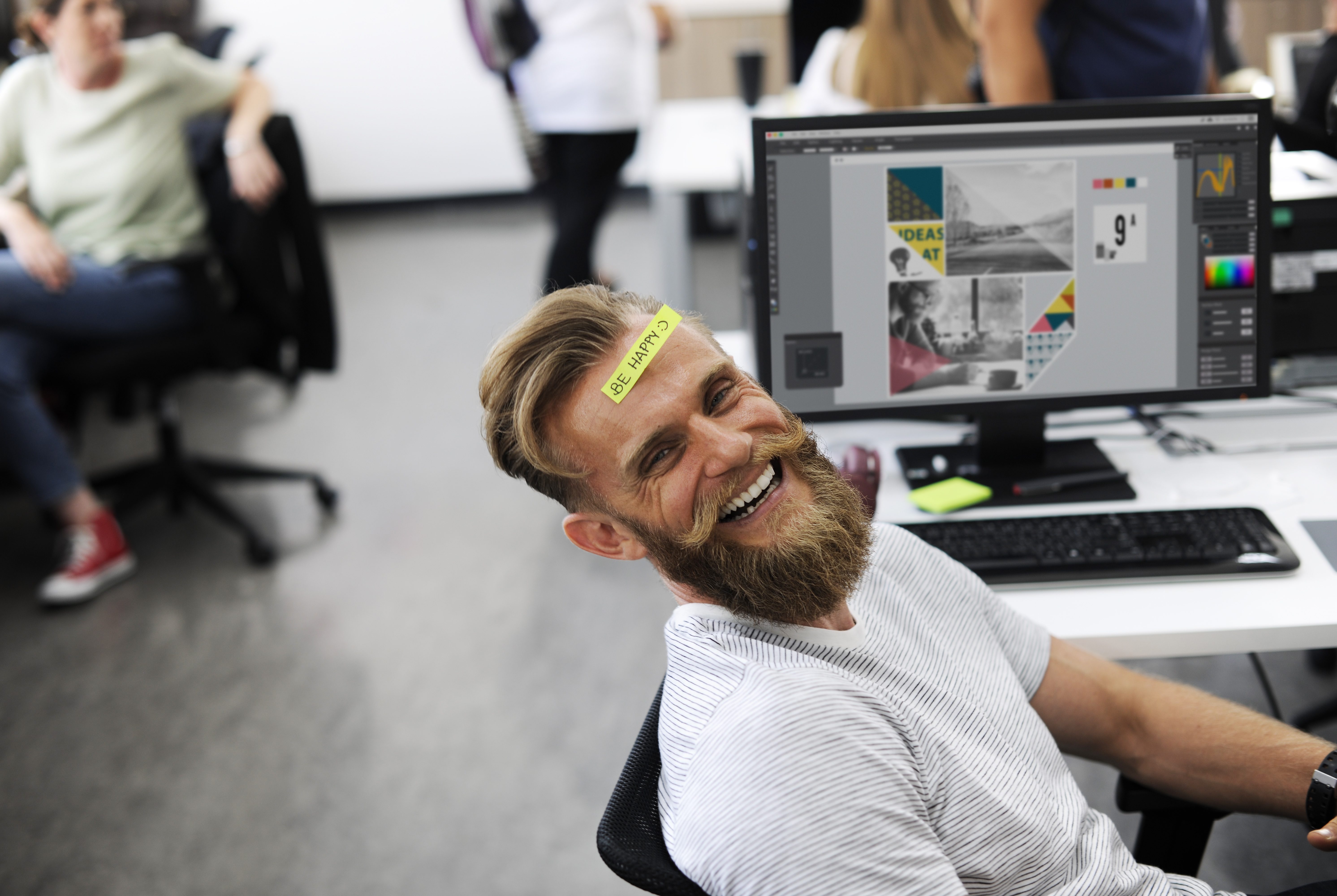cropped-homme-heureux-au-travail-2449725-2.jpg